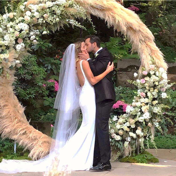 08 juli: It was a very special weekend filled with fairytale happy endings and so much love. ❤️ Congrats to Ashley & Paul!
 08 juli: It was a very special weekend filled with fairytale happy endings and so much love. ❤️ Congrats to Ashley & Paul!