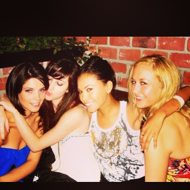 06 juni 2013; Happy birthday to TWINSK @elliebeltran ..#throwbackbirthdaythursday @andreakelley @ashleygreene
