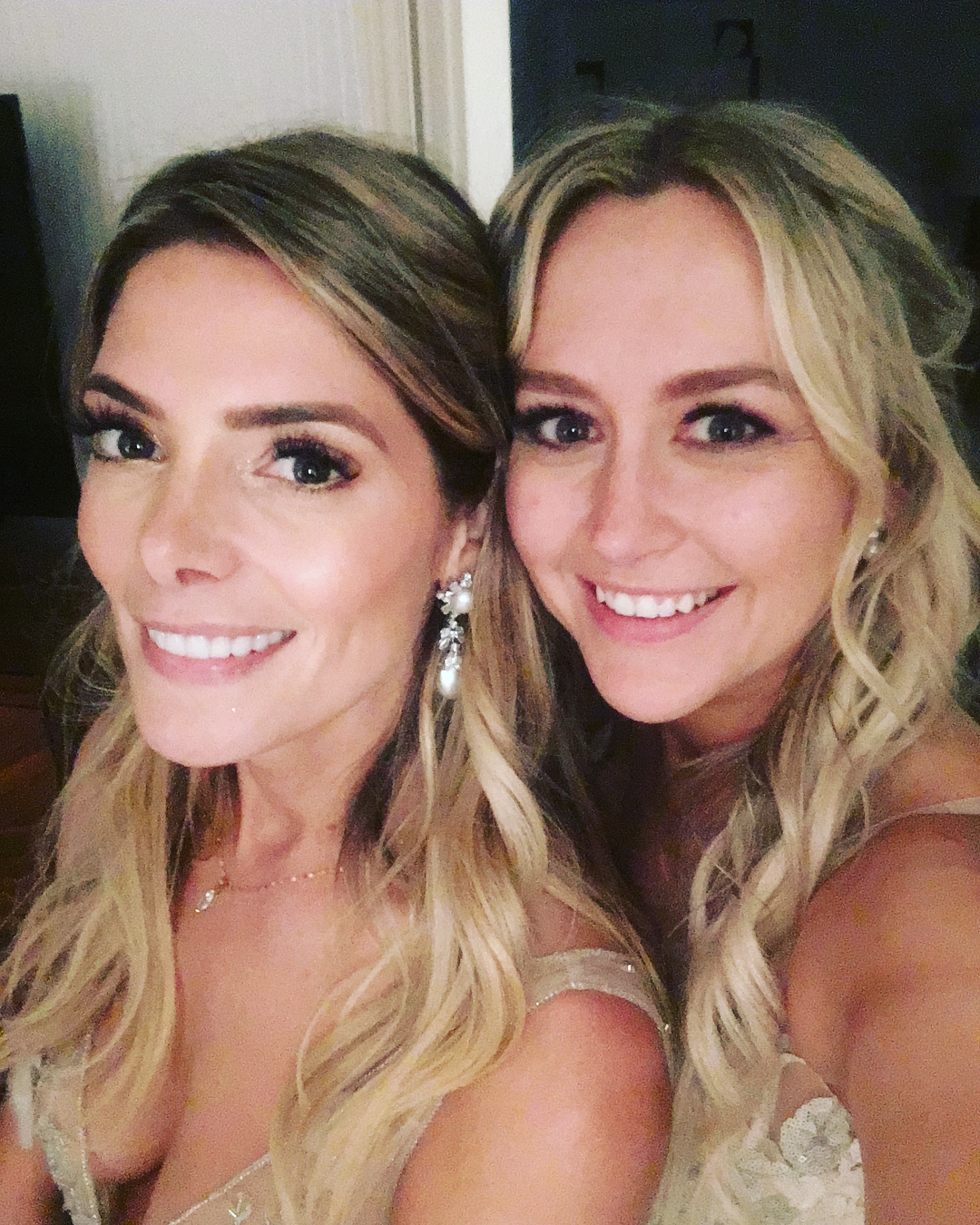 7 juli: Yesterday my sister became a Mrs. Thank you for asking me to be your Maid of Honor. It was one of the best days of my life and it’s because you and Paul are two of the loveliest people I’ve ever met. Cheers to your future and your journey ahead bunny!
