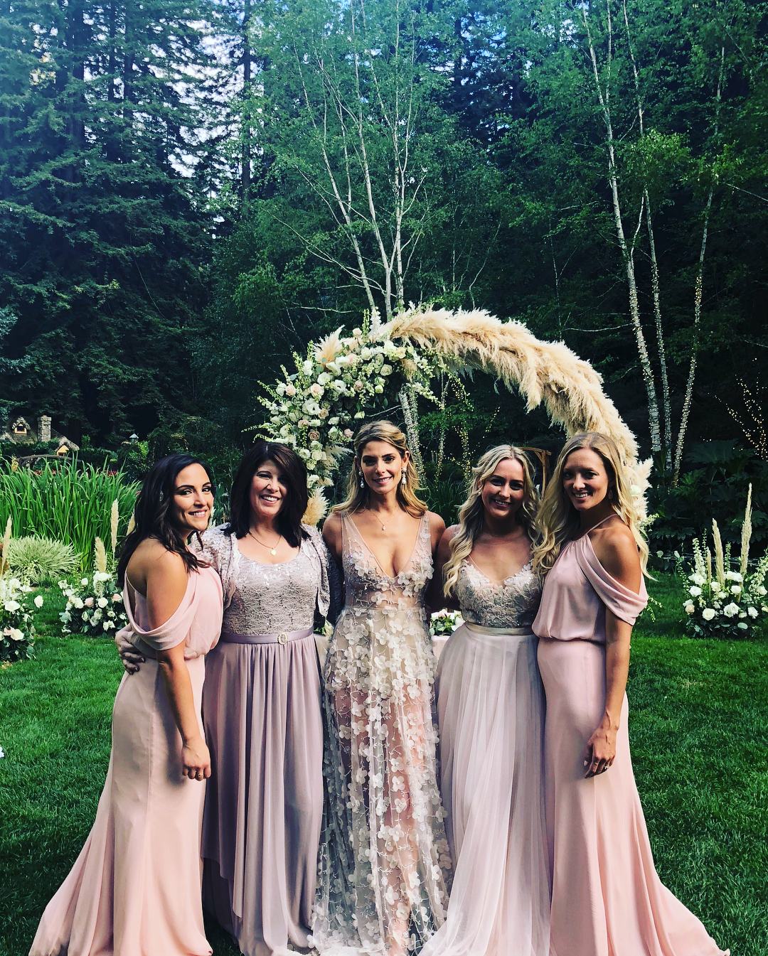 7 juli: Yesterday my sister became a Mrs. Thank you for asking me to be your Maid of Honor. It was one of the best days of my life and it’s because you and Paul are two of the loveliest people I’ve ever met. Cheers to your future and your journey ahead bunny!
