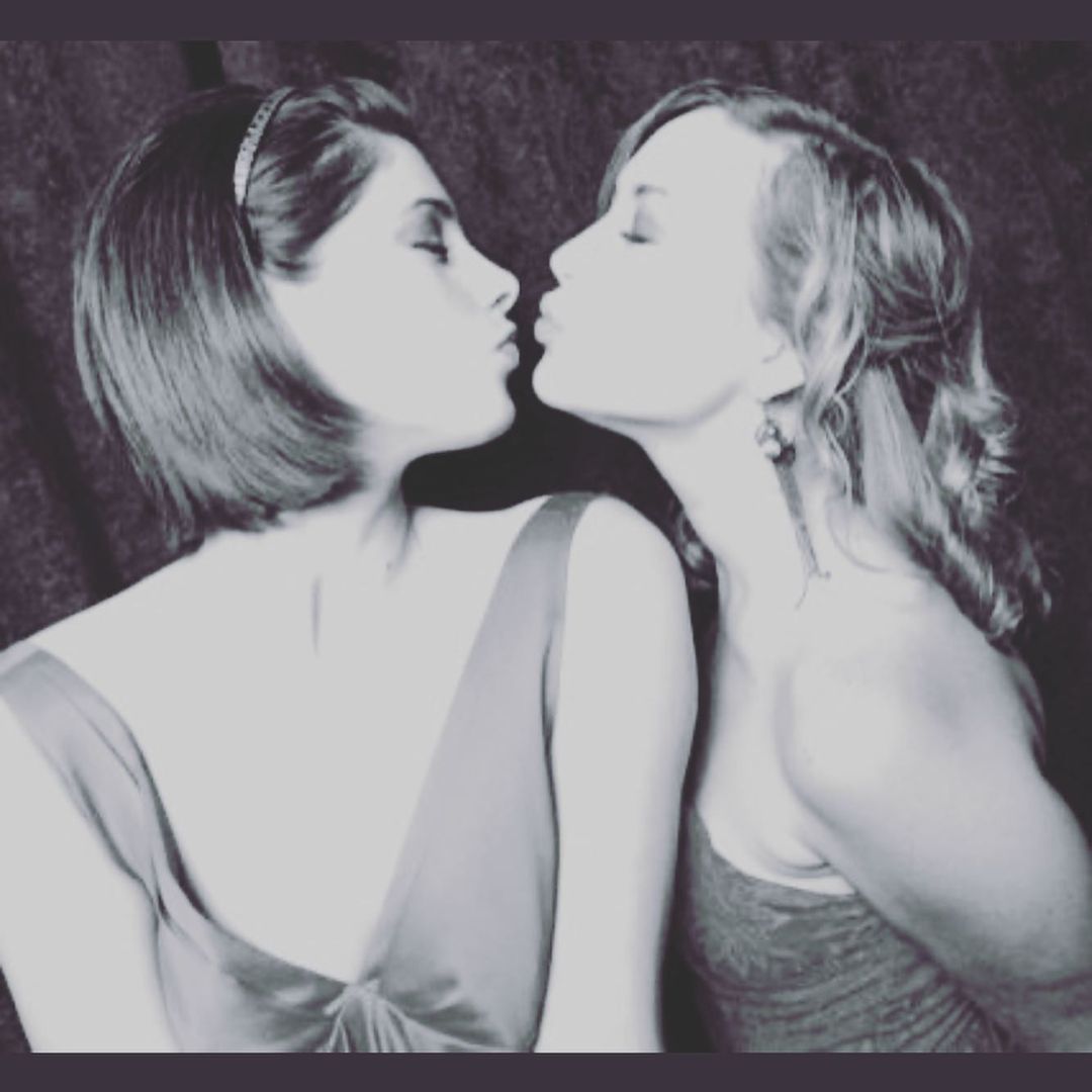 21 februari 2020: Happy bunny birthday to my seester @ashleygreene . I tried finding the oldest photos possible from 15 years ago, but lucky for us there wasn’t as much social media then :) thank you for being such a good friend through different states and even countries. I hope you have the best birthday and are absolutely spoiled like you deserve.
Love you like Crazy ❤️❤️❤️
