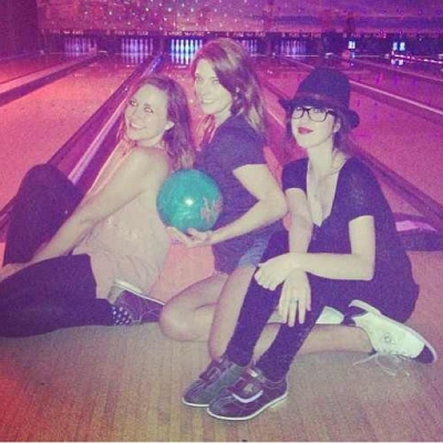14 juli 2013; Bowling belles @ashleygreene @andreakelley
