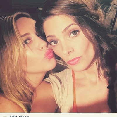 14 maart 2015; This is what we do on Fridays. Absolutely nothing...@ashleygreene
