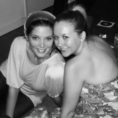 21 februari 2016; 8 years ago this photo was taken... Wishing one of my best friends/ my sister the happiest birthday ever today!! Wish I could be there in LALA land to celebrate with you bun. I love you!! @ashleygreene
