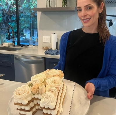 24 februari: Happy birthday @ashleygreene ! 🎉 Letter “A” in medium in our “neutrals” style. Available at www.crumblespatisserie.com 🩷
