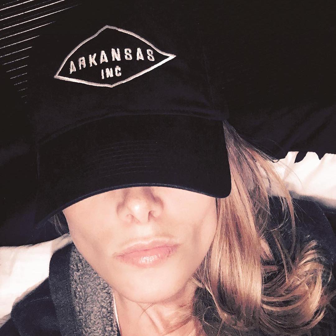 15 oktober 2016: Repost from @ashleygreene I have arrived #Arkansas .. So excited to work with @jdanielcampbell in such a beautiful place. ❤️ #fall🍁 #workinprogress #southernhospitality
