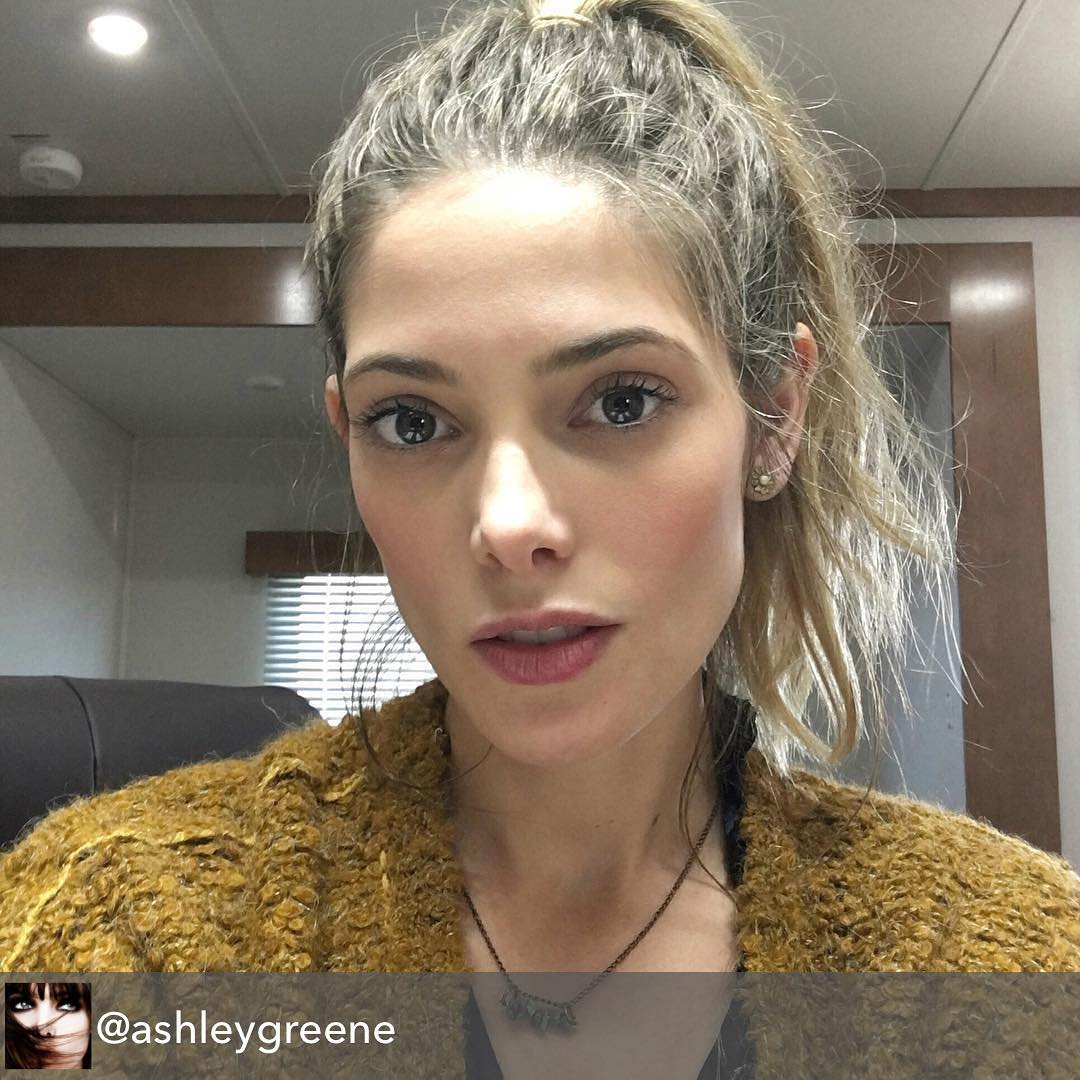 18 oktober 2016: Repost from @ashleygreene First day on the set of Antiquities!! Everyone meet "Ellie" ❤️ It's going to be an amazing journey @jdanielcampbell Day 1 in the books!
