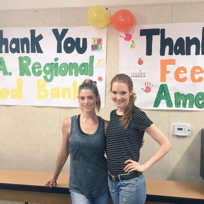 24 juni 2016; Summer should be fun for all kids! Volunteered serving lunch today with @feedingamerica @LAFoodBank & @ashleygreene to help end summer hunger for kids! We served 120
children healthy lunches at Para Los Niños. It felt so great to help my local LA community. Get involved! Feedingamerica.org

