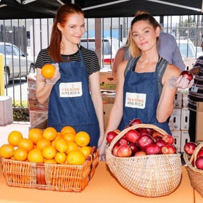 24 juni 2016; Today I served oranges, because well..my hair is orange.😝 And @ashleygreene served apples because she kicks ass. 😎 We helped feed over 120 kids with @feedingamerica & @lafoodbank at Para Los Niños in downtown LA. Get involved! FeedingAmerica.org 🍊🍎
