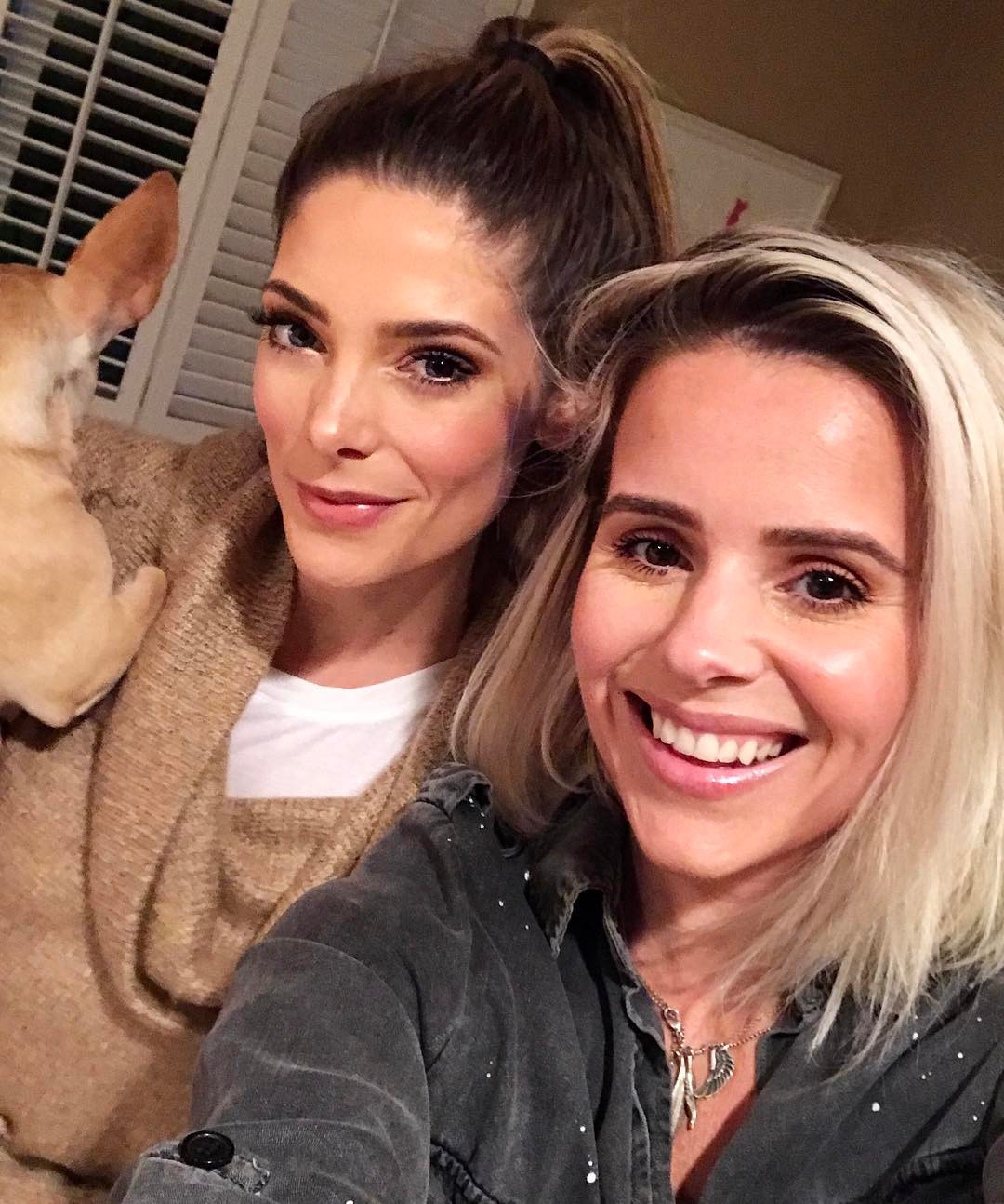22 februari 2017: A lil Birthday catch-up & makeup for this beautiful one 💝 @ashleygreene your a gem 💎
.
#EmmaWillisMakeup #ContourFossa using @ctilburymakeup @marcbeauty @beccacosmetics @ardell_lashes individuals @butterlondon @pixibeauty #beauty #makeup #glowingskin
.
#SKIN Prep @dermalogica Active Moist 
#LIP Prep @elizabetharden Eight Hour
