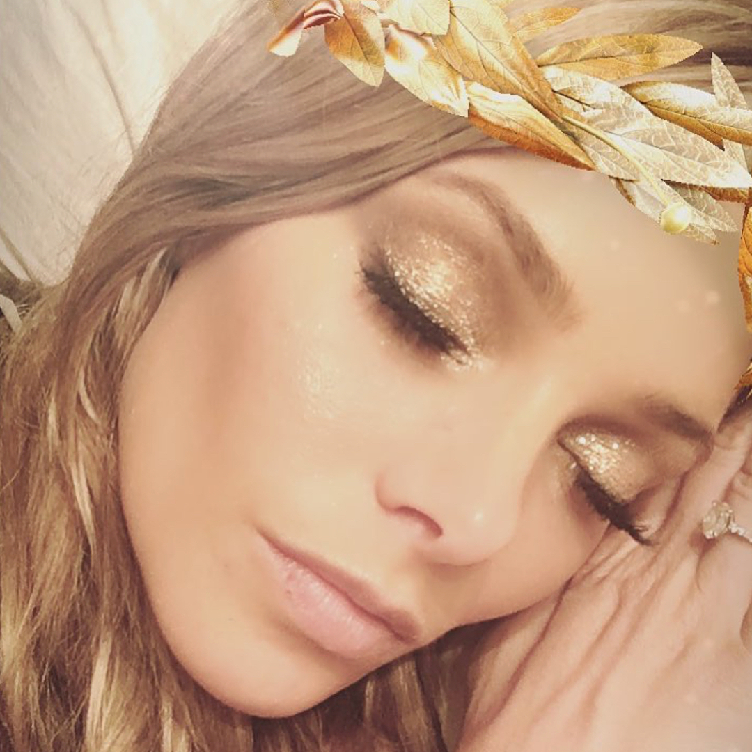 20 augustus 2017: Sleeping Beauty Sunday ✨
.
@ashleygreene x #EmmaWillisMakeup
.
Using @sisleyparisusa Instant Èclat Base Lumiere Instant Glow Primer
.
@ctilburymakeup Light Wonder
.
@beccacosmetics Golden Hour Soft Light Blurring Powder
.
@stilacosmetics Magnificent Metals Glitter & Glow Liquid Eyeshadows in Smouldering Satin & Gold Goddess
.
Lip @tomford Blush Nude 💋
.
Highlight @beccacosmetics Pressed Opal & Champagne Pop
.
#SisleyParis #CtilburyMakeup #BeccaCosmetics #StilaCosmetics #TomFord #MOTD 

