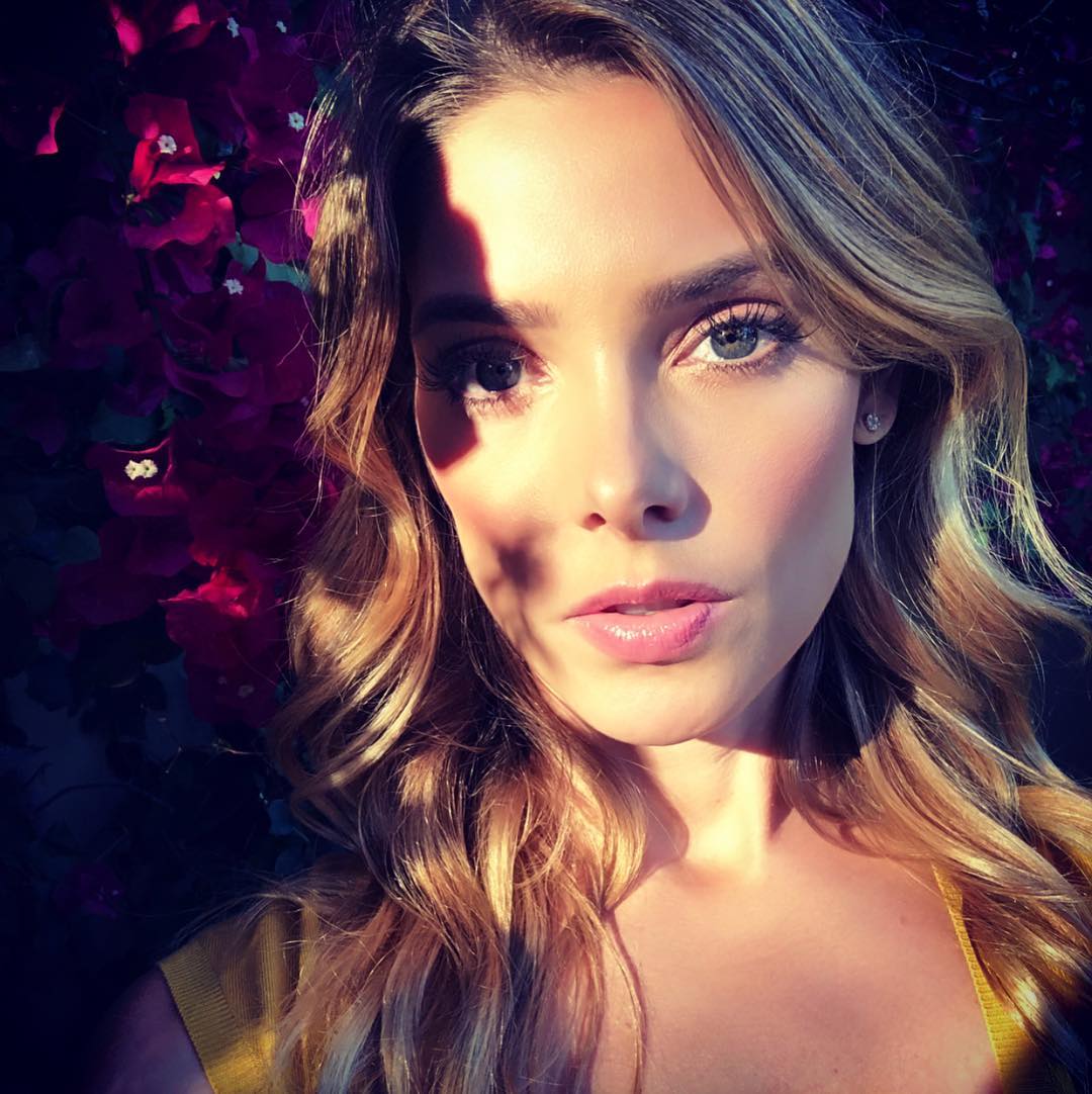 23 juni: 2018: Golden hour with @ashleygreene yesterday 🌸🌺🌸
.
SKIN ⚡️ @muradskincare Essential Vitamin D x @beccacosmetics Backlight x @ctilburymakeup Light Wonder x @maccosmetics Studio Finish .
EYES ⚡️ @beccacosmetics Light to Medium #BeALight Palette (I used the highlighting blusher as eyeshadow and the bronzer / contour in the sockets x @ctilburymakeup The Sophisticate Palette .
BROWS ⚡️ @elizabetharden Beautiful Colour Brow Pencil “Brown”
.
BLUSH ⚡️ @smashboxcosmetics Beverly Hills Blush .
BRONZER /
