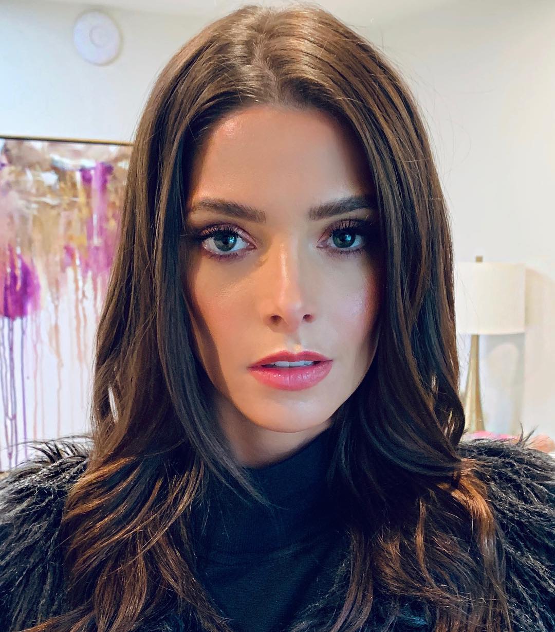 13 maart 2019: 💜ASHLEY💜 love our team @ashleygreene @josephchase #happyhumpday🐫
.
SKIN PREP ⚡️ @tatcha Gold Beauty Oil x @fountainoftruthbeauty Good Day Soufflé Moisturizer x @tatcha Silk Canvas x @olehenriksen Banana Bright Eye Crème x @jurlique Rose Love Balm 🌹
.
SKIN ⚡️ @vitaliberata Beauty Blur x @beccacosmetics Aqua Luminous
.
BRONZER ⚡️ @narsissist Casino
.
BLUSH ⚡️ @burtsbees Blush Bay
.
HIGHLIGHTER ⚡️ @rmsbeauty Luminizer Quad
.
BROWS ⚡️ @kelleybakerbrows Dark Brown Defining Pencil x Clear Brow Gel
.
EYES ⚡️ @urbandecaycosmetics Cherry 🍒 Palette 🎨 Colours “Bang Bang” “Young Love” “Drunk Dial” & “Privacy” x @lorealmakeup Carbon Black Voluminous Mascara x Single Individual Lashes
.
LIPS ⚡️ @buxomcosmetics Hush Hush Liner x @buxomcosmetics Big O Lip Balm
.
HAIR ⚡️ @josephchase || @josephchasehair
.
#AshleyGreene #EmmaWillisMakeup #JosephChaseHair #HumpDay
