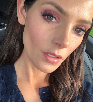 10 december 2018: All about the #Skin ✨ our beauty @ashleygreene today for @stjude x @brooksbrothers
.
Those luscious deep locks by @josephchase 🌟 x #EmmaWillisMakeup
.
#SkinGlowMakeup #Skin #Glow #Makeup #Natural #Beauty #Glowing #WinterGlow #Mua #Soft #Pretty #GlowingSkin
