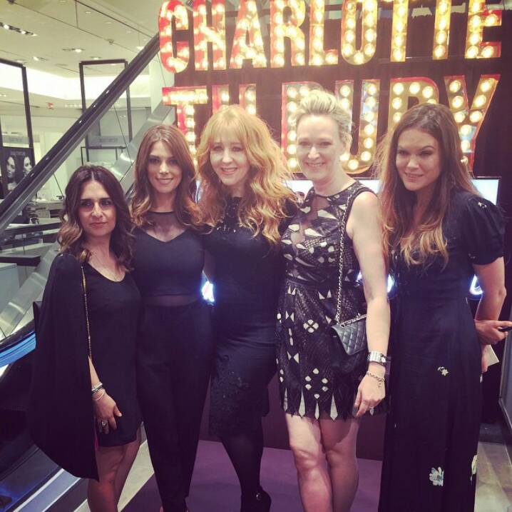 25 Juni: Just had the pleasure of interacting with this amazing woman @Ctilburymakeup for her Makeup Revolution @Holtsbloor 
With @faulhabercomm #tilburytakescanada #ladycrush #gorgeous
