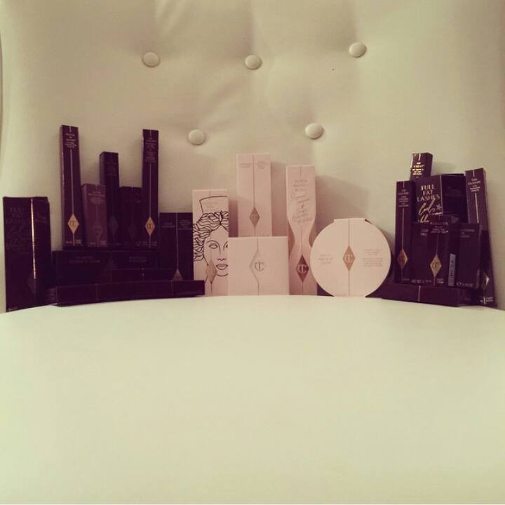 08 Augustus: Ohhhh my goooosh @ctilburymakeup I could kiss you! Thank you for my AMZING care package. Yes, I built a #tilburytower of makeup!
 08 Augustus: Ohhhh my goooosh @ctilburymakeup I could kiss you! Thank you for my AMZING care package. Yes, I built a #tilburytower of makeup!