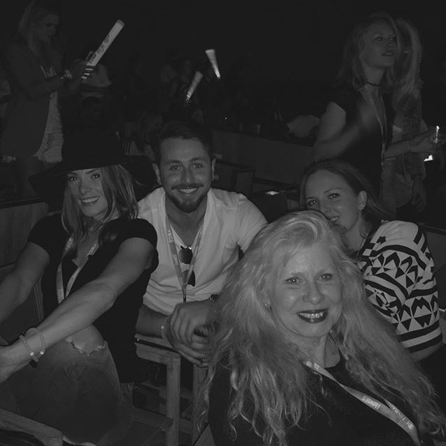 25 Oktober: Fam time at the #wecansurvive concert. Thank you @chryslerautos for an amazing time. #ad #WCS
25 Oktober: Fam time at the #wecansurvive concert. Thank you @chryslerautos for an amazing time. #ad #WCS