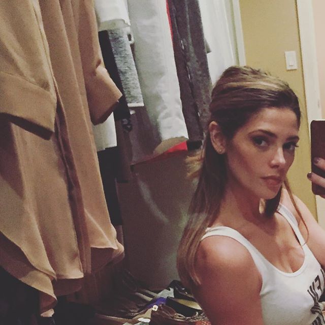 13 Februari: Cleanin out my closet selfie. Much more work than expected. 🙊
