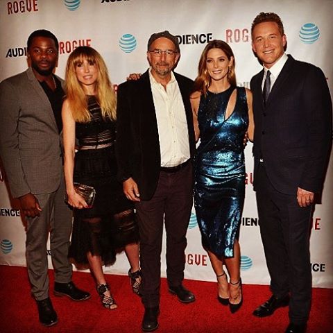 17 maart: Such a great evening with my cast for the @roguetv premiere/screening! @colehauser22 @sarah_carter_oxox @iamderekluke @richard_schiff @akrisofficial #akris #rogue
