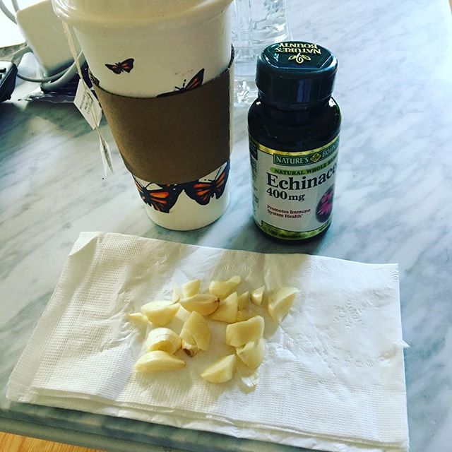 10 april: Breakfast for the sick. Straight garlic, echinacea and throat coat tea 🤕 hopefully this saves me from have to take antibiotics 🙏🏻
