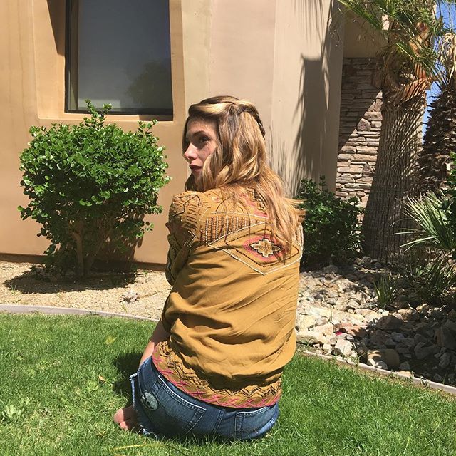 16 april: It's beginning. This jacket is everything. @hm #hmlovescoachella #hmpartner
