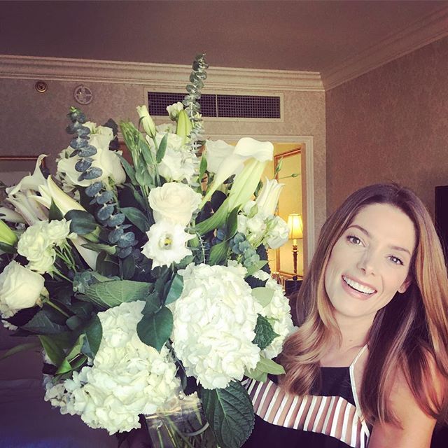 15 juli: Oh hello you huge beautiful bouquet of flowers. I have the most amazing man to call my partner in the world. Thank you baby. I love you. Happy anniversary @paulkhoury ❤️❤️❤️
15 juli: Oh hello you huge beautiful bouquet of flowers. I have the most amazing man to call my partner in the world. Thank you baby. I love you. Happy anniversary @paulkhoury ❤️❤️❤️