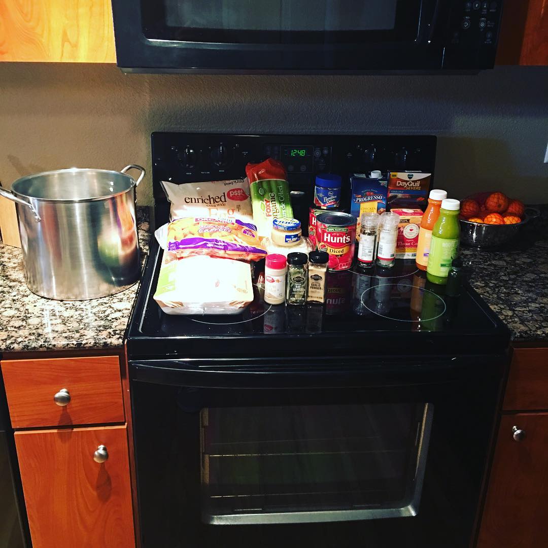 11 november: Sickness ... You're not welcome here. Time to make moms old fashion chicken noodle soup 👌🏻#homecooking #chickensoup #mamasrecipe
