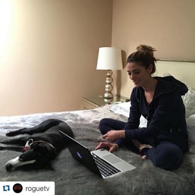 19 Mei: #Repost @roguetv with @repostapp.
・・・
Watching all new episodes of #roguetv. One of us is clearly engrossed! - @ashleygreene
