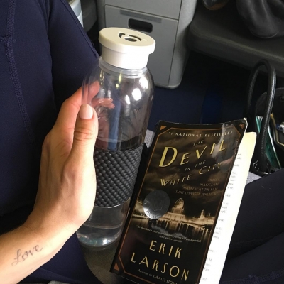 01 september: All set to travel. Ready to stay hydrated with my new @livelokai water bottle, and dive into my new obsession #thedevilinthewhitecity book. #hydrationstation #travelessentials #livelokai
