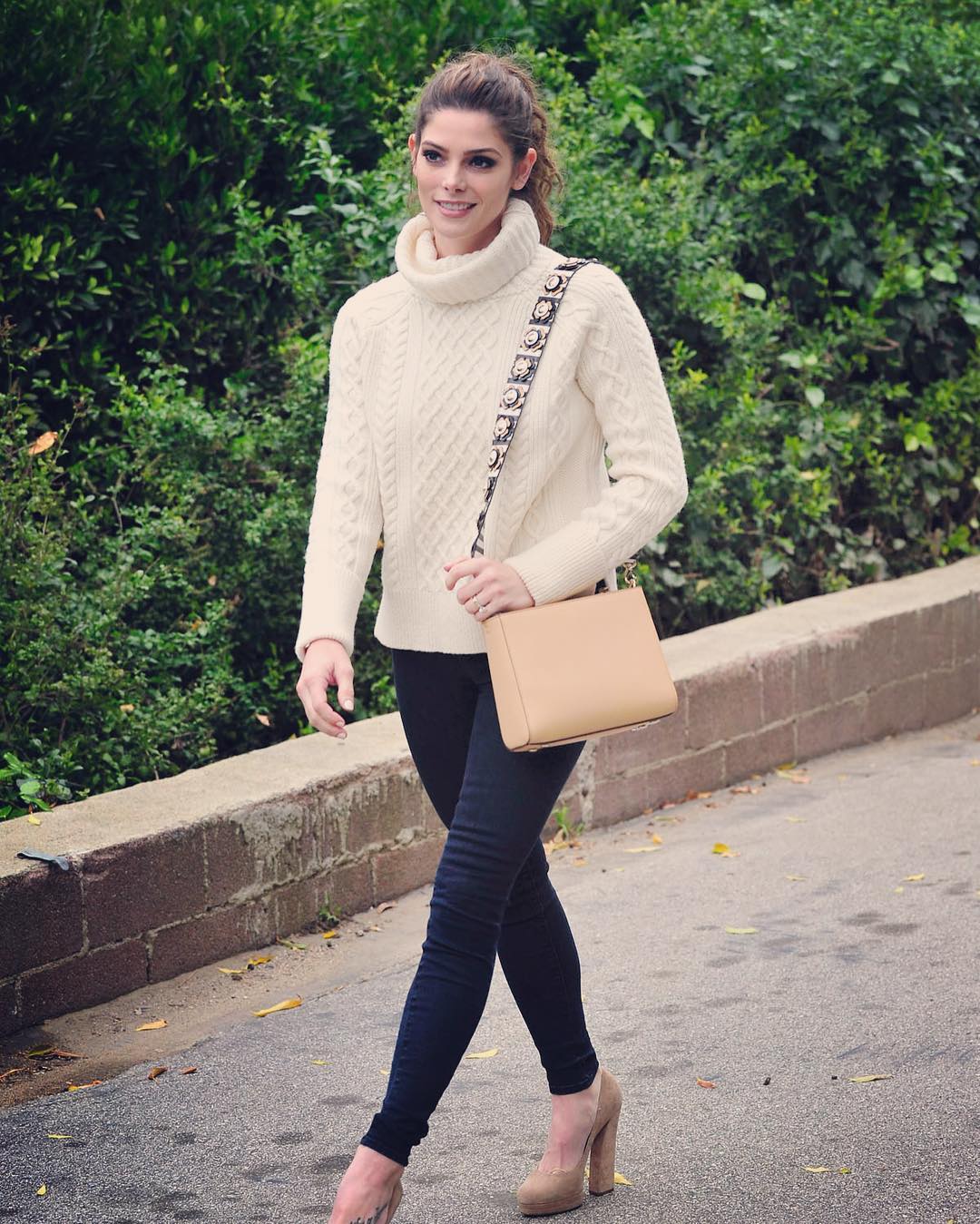 02 februari: Leisurely stroll in Beverly Hills. One thing I did like about the cold weather in LA was the fashion. @henribendel #fashion #Bendelgirl #chunkysweater #la #BendelPartner
