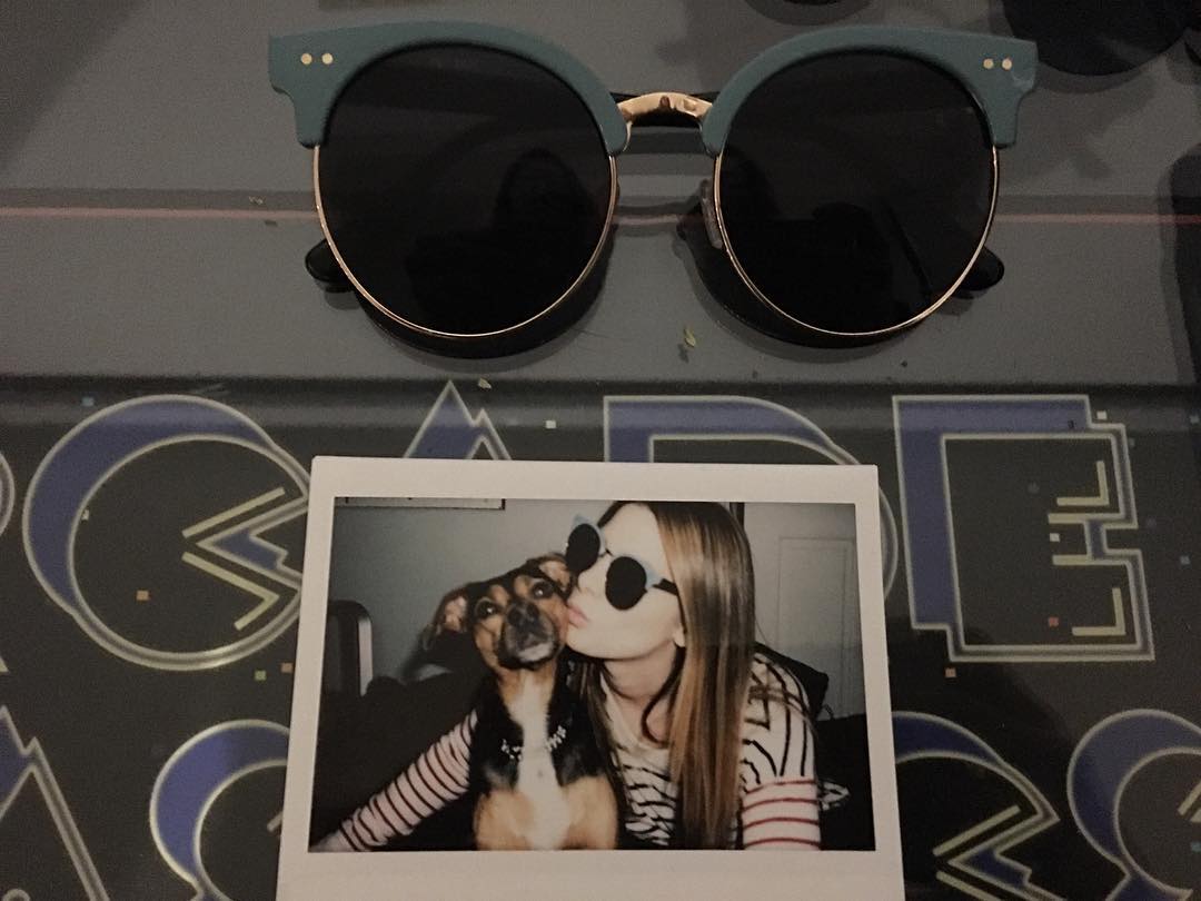 17 februari: Me and my little girl Indy. @paulkhoury always captures the best moments. #puppylove #iwearmysunglassesatnight #polaroid
