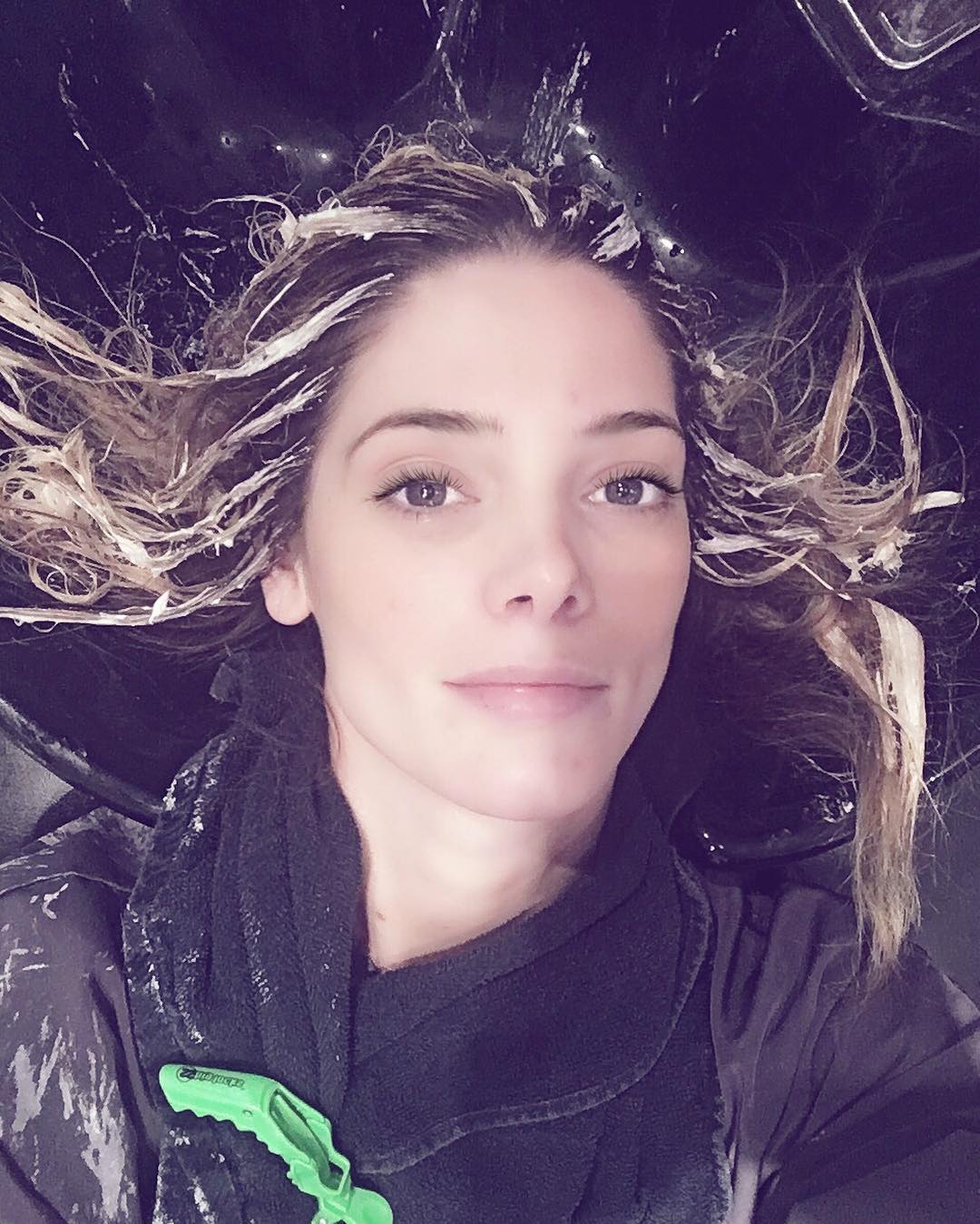 30 maart: 1,568,000 foils later, the blonde transformation begins. Good thing @josephchase has patience. #thickhairprobs #work😎 #blondie

