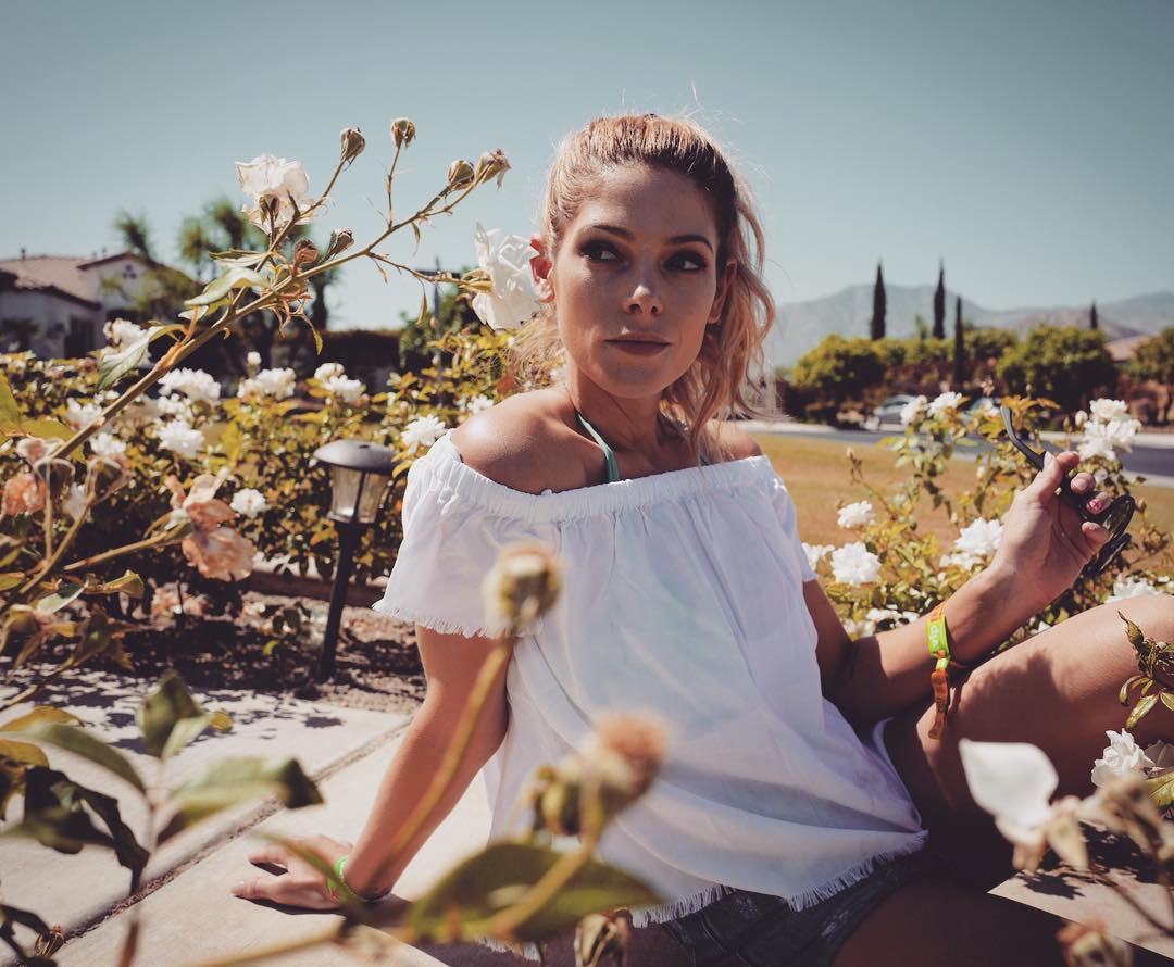 17 april; Already reminiscing about #Coachella and my @belladahl outfits. #flowerchild #ad
