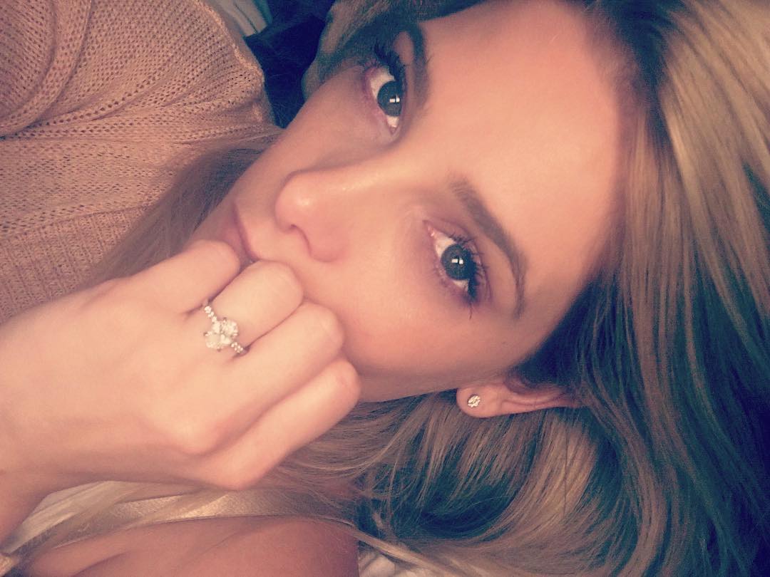 28 april: Headed to dreamland where I'll most likely dream about the wonderful man lying beside me ❤#fiance #thankful #dreamy
