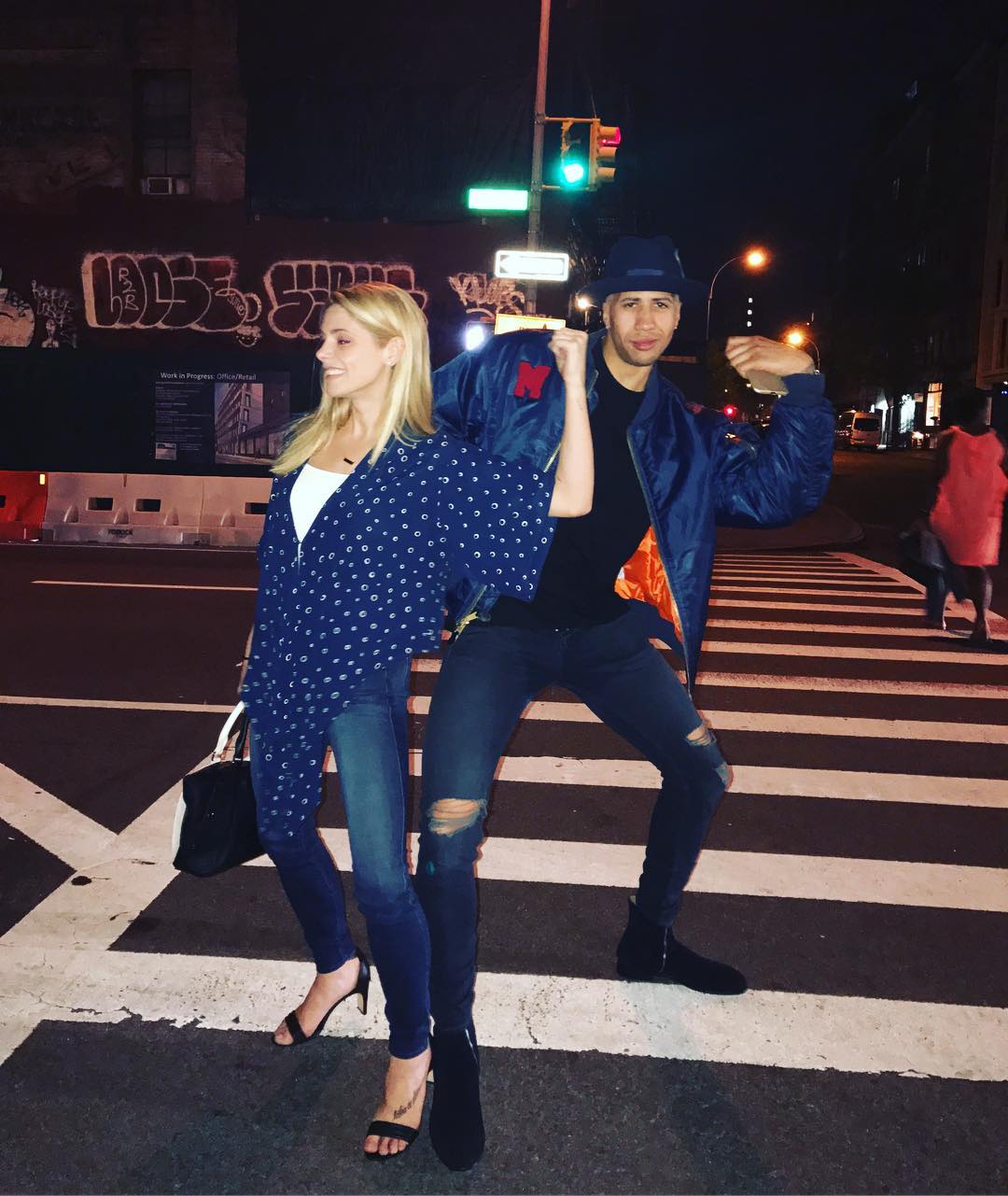 29 april: 1. Good thing you can see our muscles 2. @mchamleywatson legs are basically the length of my entire body 😂#nyc #fridayfun
