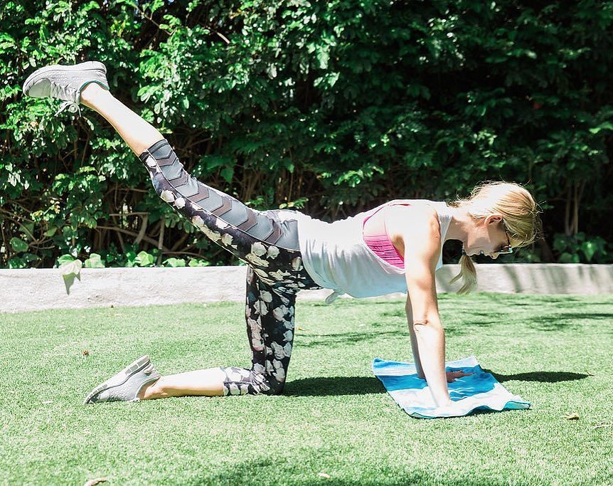 27 mei: Another great exercise you can bring on the road with you. Pull your knee in and extend out, repeat 10 times on each side for three sets.
