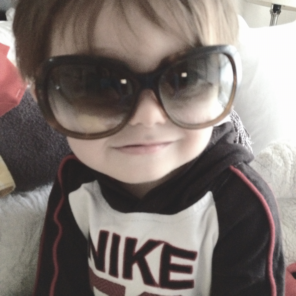 10 juni: I guess the kid wins again.... he always wins... #foiledagain #lovehimsomuch #sunglasswar

