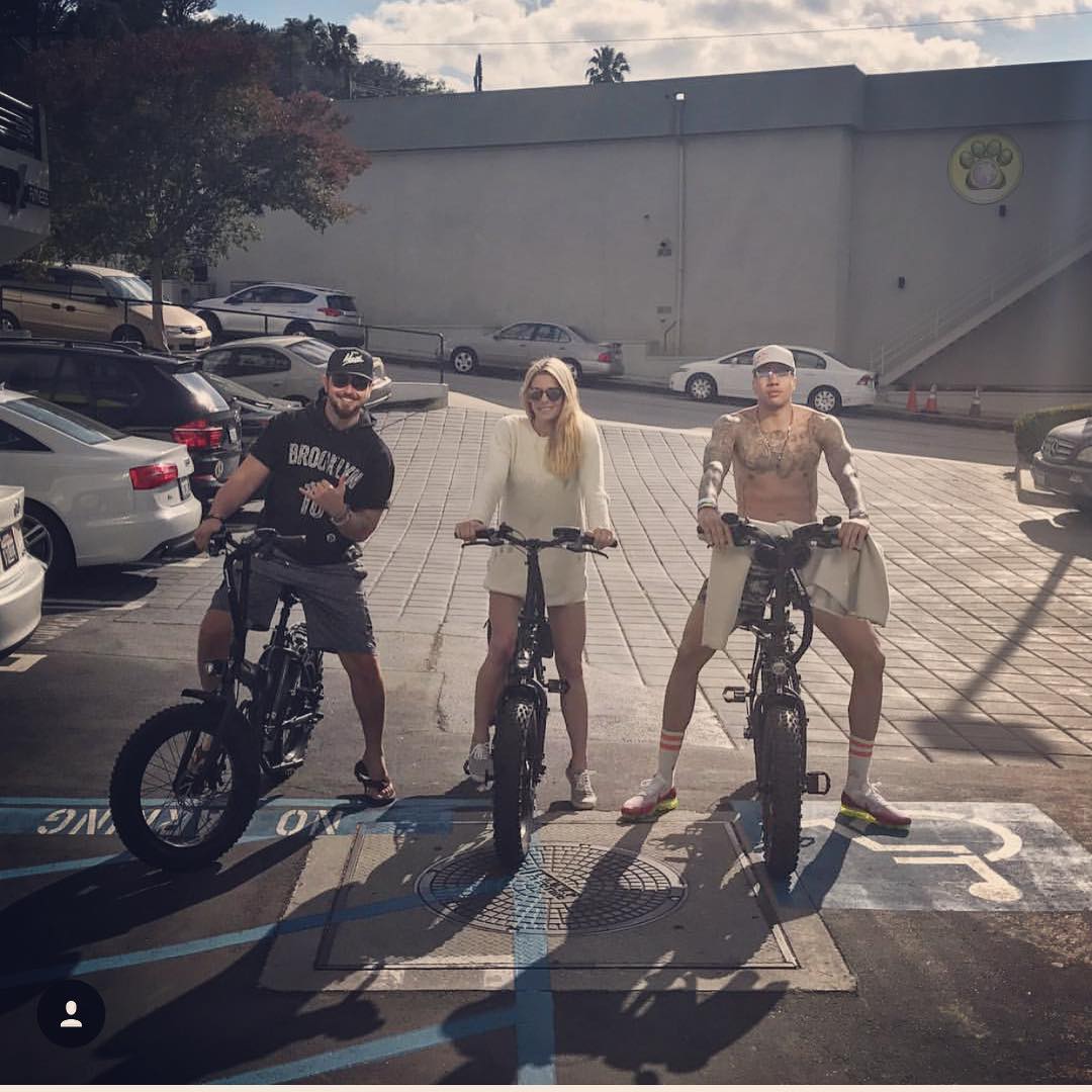12 juni: Ridin dirrrrrty with @paulkhoury @mchamleywatson #valleykids #sundayfunday #fam
