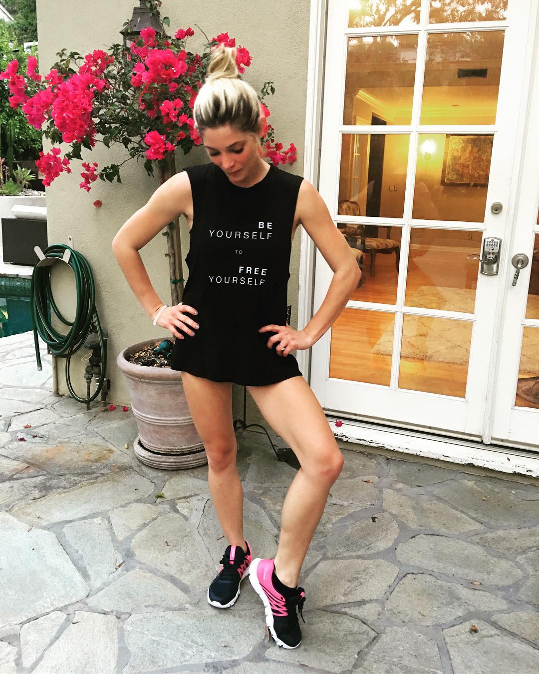 02 augustus: So, I may have forgotten my shoes before my @risenation class with @josephchase tonight, looked insane as I proceeded to do a mad dash into a store wearing just my socks.... But i got some cool new @reebok shoes AND made the class! #BOOM #sweatsesh #amazingclass
