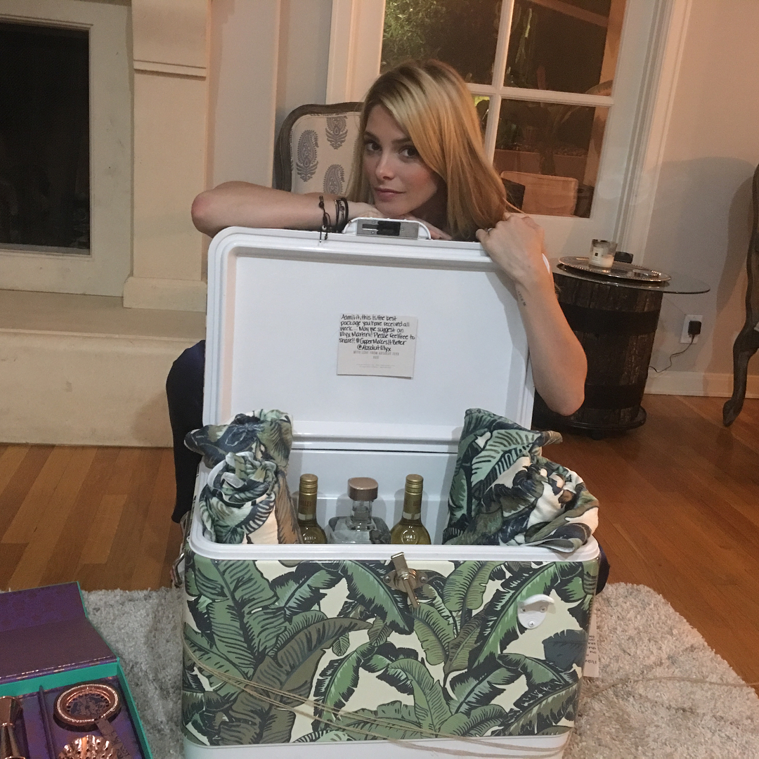 10 augustus: Pretty much the BEST package ever! I need like 8 more towels... so soft. Add the @absolutelyx to the dope towels and cooler? Pool party at my house! #thecoppermakesitbetter #obsessed #alltheyes
