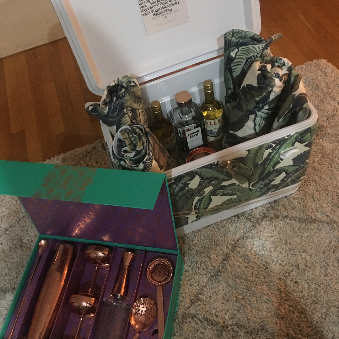 10 augustus: Pretty much the BEST package ever! I need like 8 more towels... so soft. Add the @absolutelyx to the dope towels and cooler? Pool party at my house! #thecoppermakesitbetter #obsessed #alltheyes
