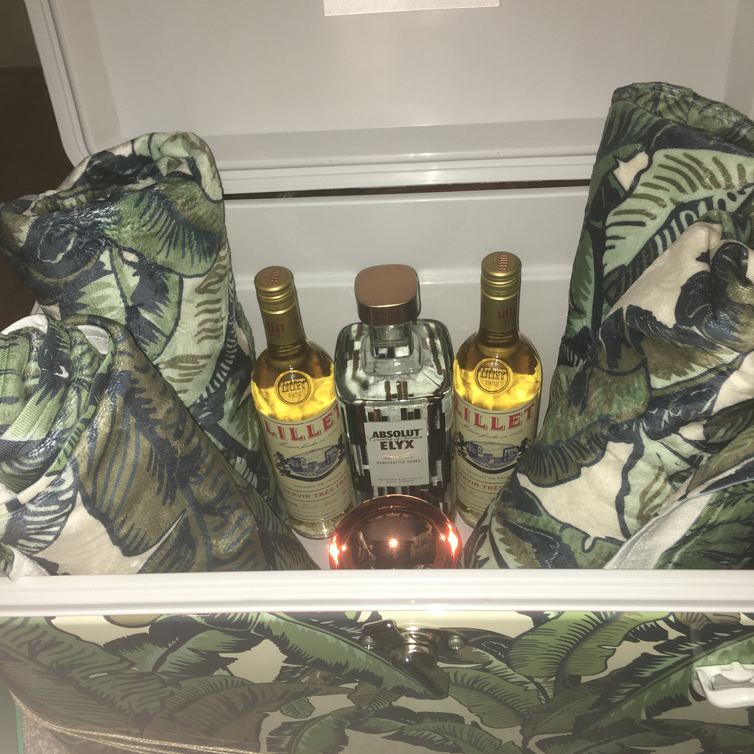 10 augustus: Pretty much the BEST package ever! I need like 8 more towels... so soft. Add the @absolutelyx to the dope towels and cooler? Pool party at my house! #thecoppermakesitbetter #obsessed #alltheyes

