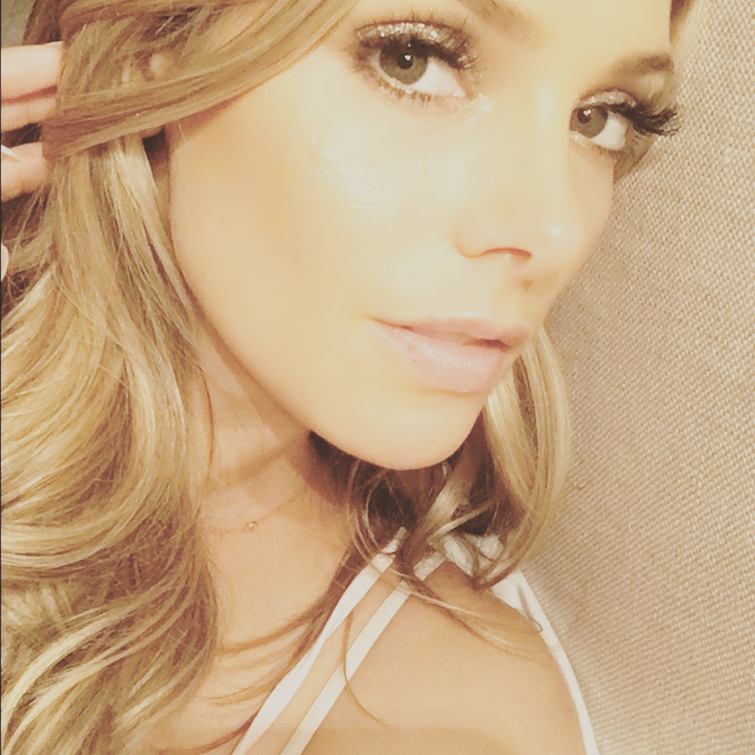 11 augustus: Thanks for the pretty sparkle princess makeup tonight @emmawillismakeup ❤️ I love it! #isparkleatnight
