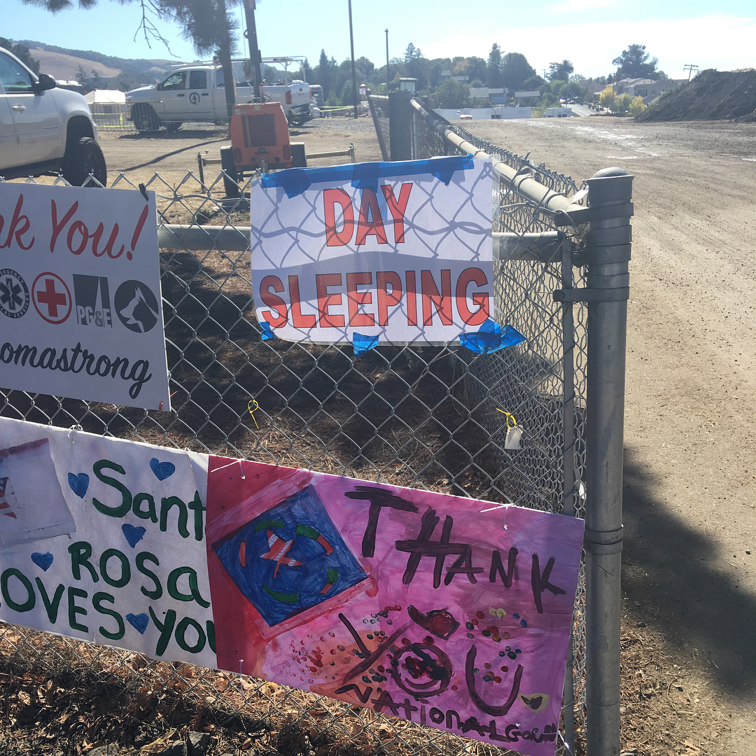 25 oktober: We made it to Santa Rosa to help in any way we can. Thank you @santarosacommunityhealth for allowing us to see the great work you’re doing. #californiafirefund #directrelief @ericamadio @simplyjen22 @audrhi
