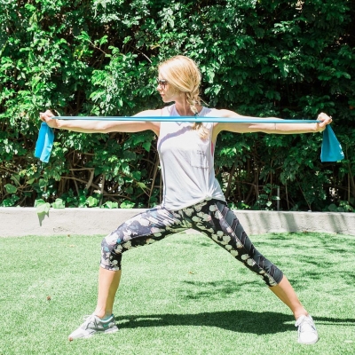 07 juni: Stretching it out. Using bands are another great hack for working out while you’re on-the-go!
