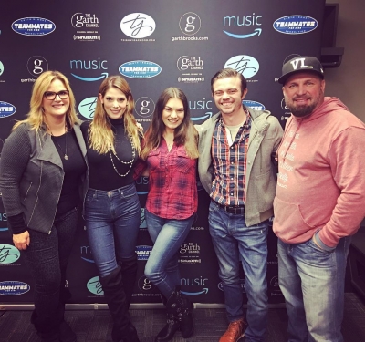 18 december: Getting to meet @trishayearwood and @garthbrooks with my fam @joegreeneiii and @marycasey29 was probably the most epic way to start ending the year. The phrase “never meet your hero’s” definitely does NOT apply here. So much talent and so much warmth and grace. Can’t wait for the show!! #garthbrooks #trishayearwood #nashville
