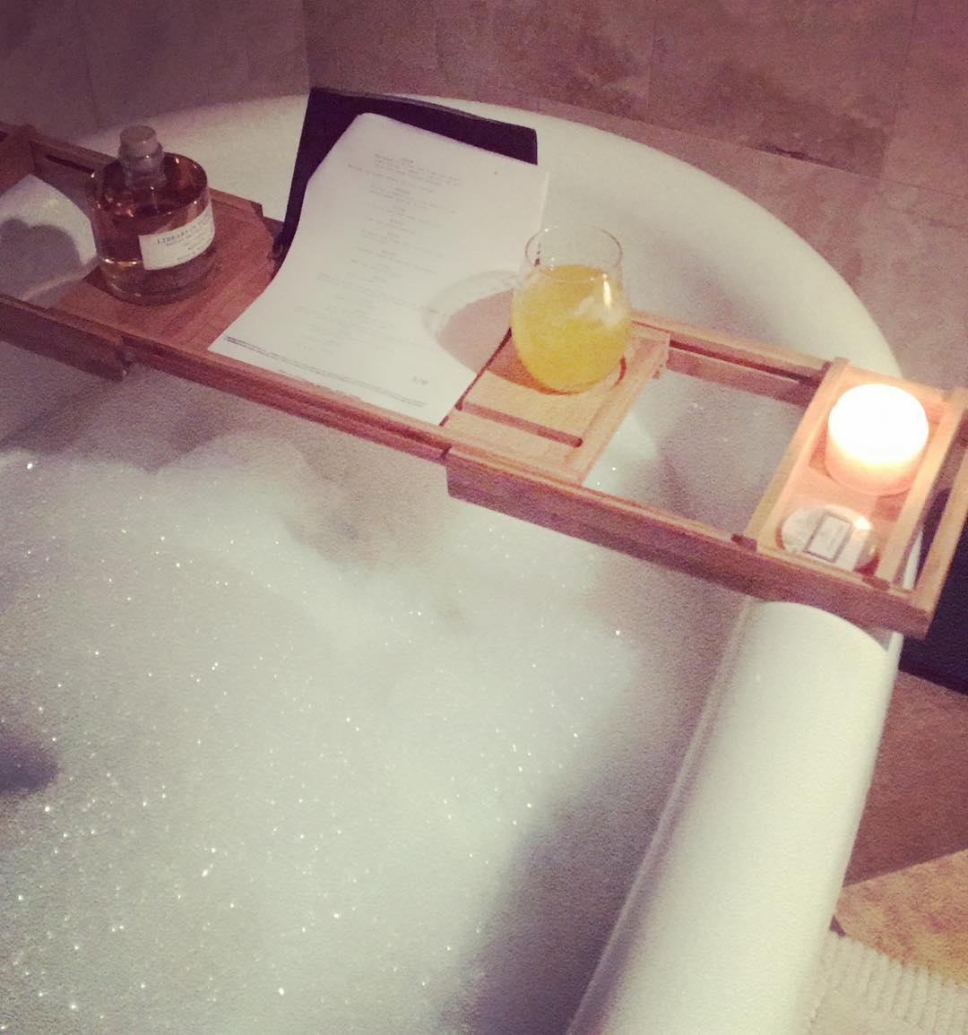 13 februari: Finally got to use my Xmas bathtub caddy gift. Bubbles, candle, script and @emergenc bc everyone in LA keeps getting sick AF and I️ don’t have time for that. #vitaminc #bubblebath #workworkworkworkwork

