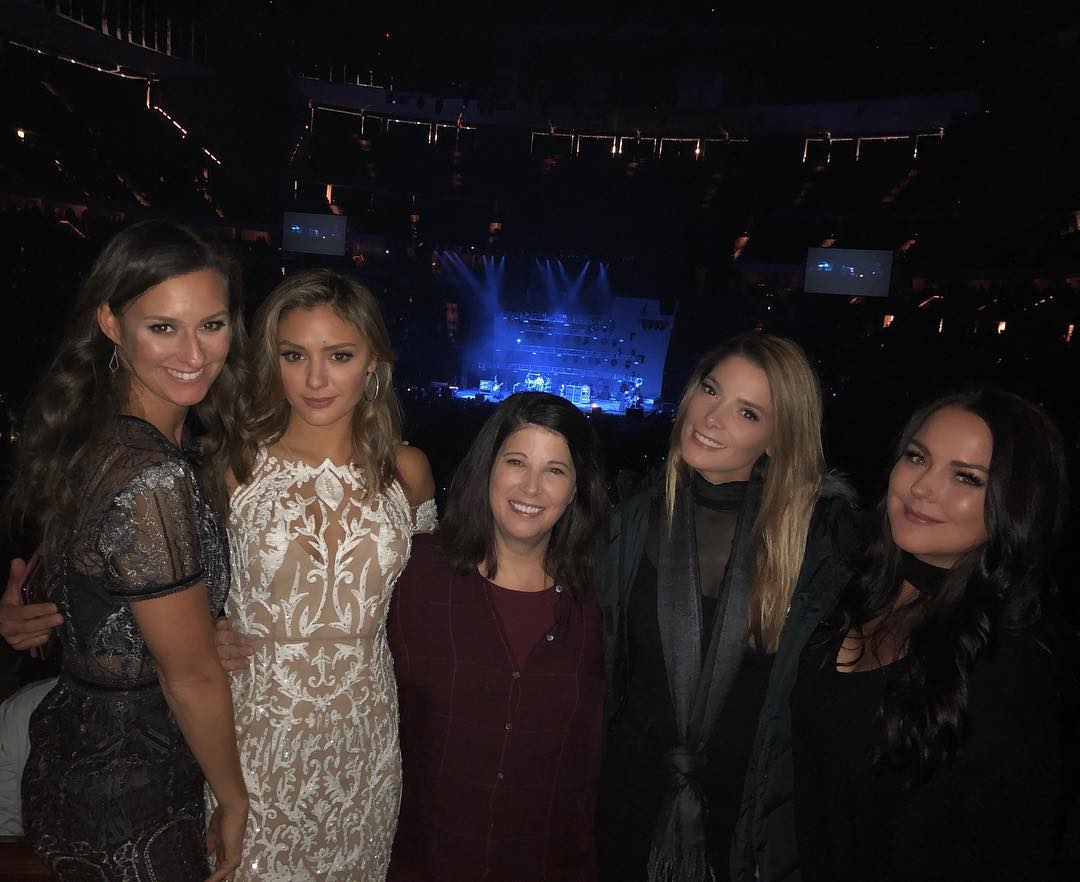 14 februari: Girls Girls Girls... And a @davematthewsband concert. ❤️#girlstrip #davematthews #mommyandme
