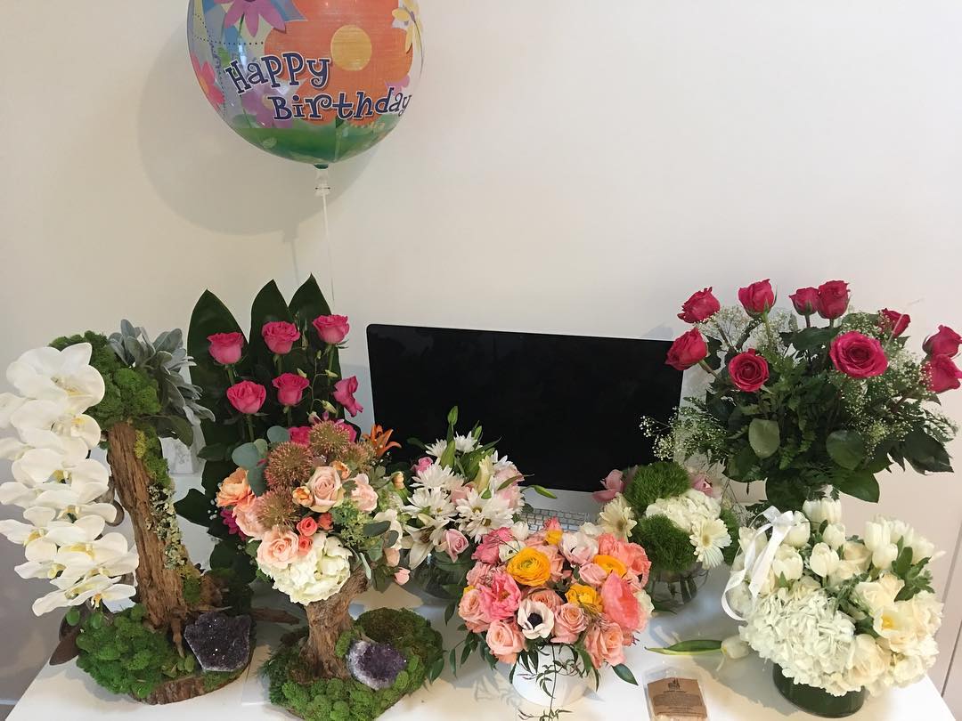 22 februari: How’s a girl to get any work done? THANK YOU for all of the beautiful flowers and Bday wishes. ❤️ truly warmed my heart.
