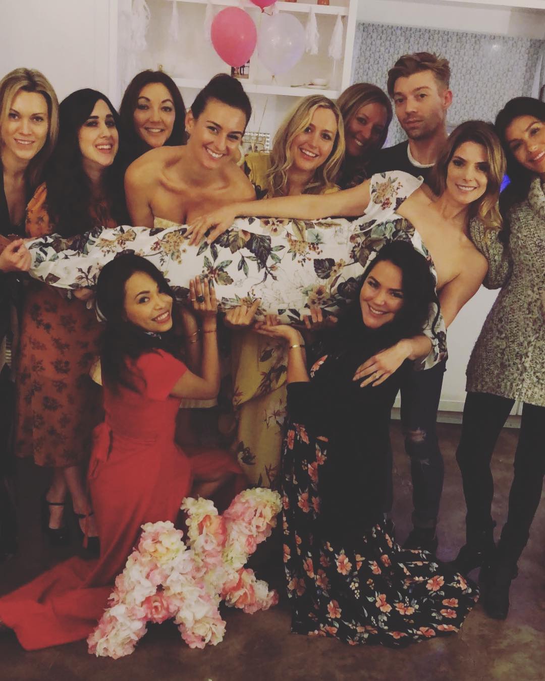04 maart : Such an AMAZING bridal shower. I’m blown away by my friends and family once again. Thank you for surrounding me with love and warmth. #goals #humbledandblessed
